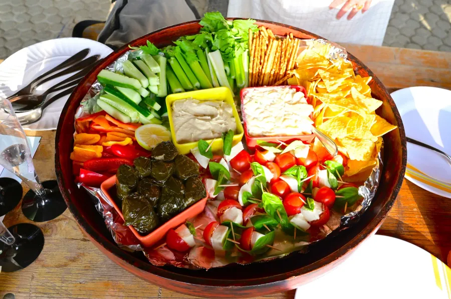 Bunte Platte mit Gemüse, Salat und Dips auf der Party am Baggersee